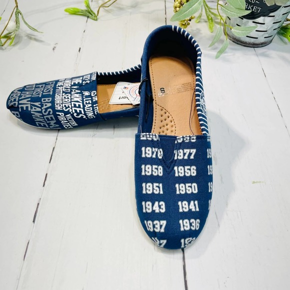 Shoes - NWT New York Yankees Slip on Canvas Shoes - Size 5/6